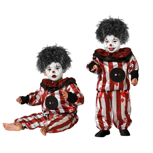 Två bilder av en bebis i en röd-vitrandig, blodstänkt clowndräkt med svart krage och vild svart peruk, en sitter och en står.