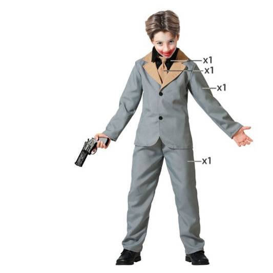 Ett barn klädd i en grå gangsterdräkt med beige kavajslag och svart slips, håller i en leksakspistol och har ett clown-inspirerat läppstiftssmink.