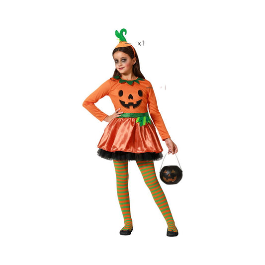 Ett barn poserar i en orange och svart Halloween-maskeraddräkt föreställande en pumpa, komplett med huvudbonad och randiga strumpor.