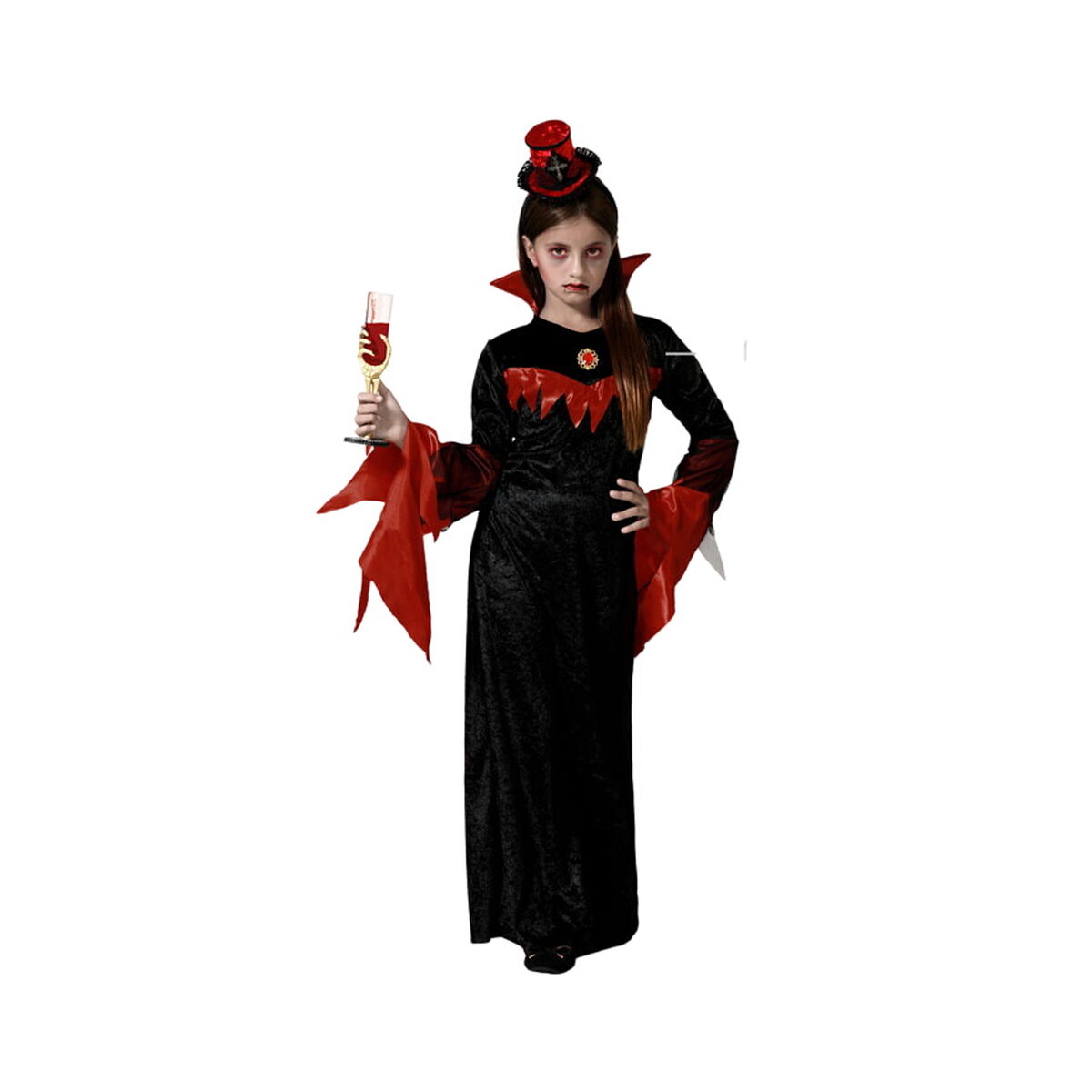 Ett barn i en lång svart och röd vampyrdräkt med vidöppna ärmar och en liten röd hatt på huvudet, håller i ett glas som ser ut att innehålla blod.