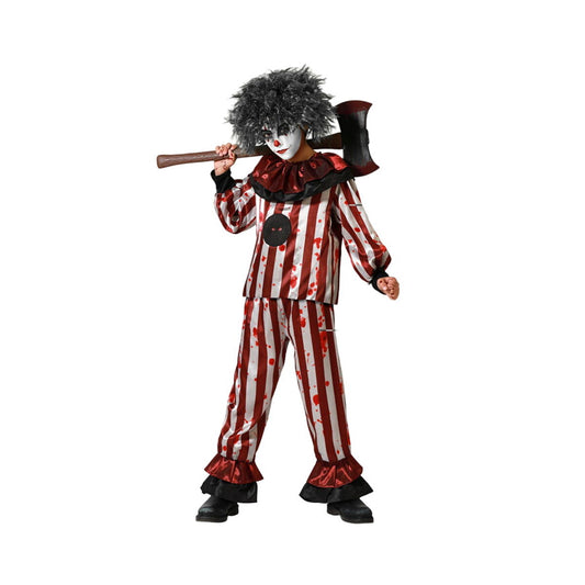 Ett barn klädd i en röd- och vitrandig Halloween-clowndräkt med blodstänk, en mörk tofsperuk och håller en stor, fusk-yxa över axeln.