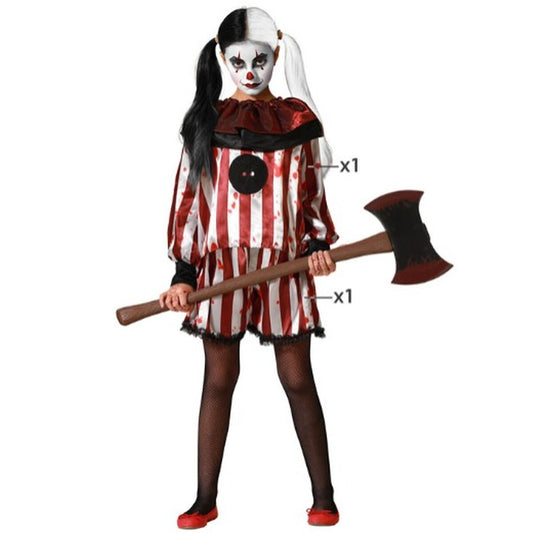 Ett barn klädd i en röd- och vitrandig clowndräkt med svart krås och en svart knapp på bröstet, håller i en stor, mörk yxa.