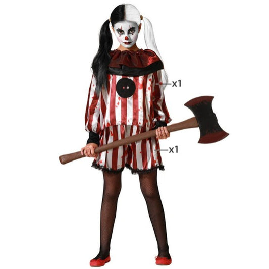 Ett barn i en läskig clownmaskeraddräkt med röd-vita ränder, svart krage, och som håller i en stor, blodstänkt yxa.