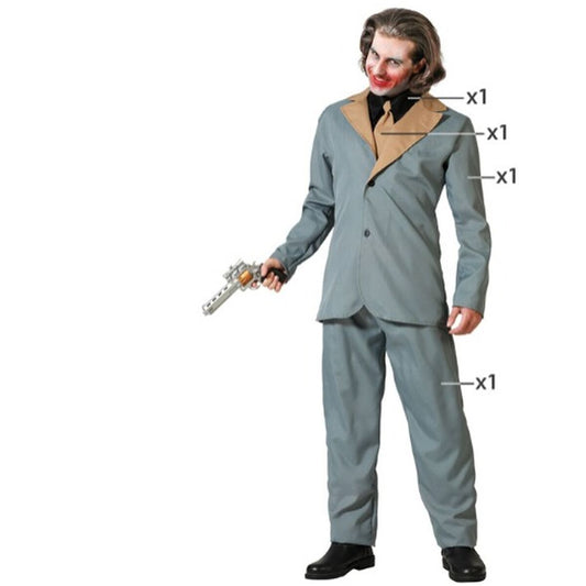 Man i en grå kostym med beige kavajslag, svart slips och vit/röd clownsminkning, hållandes en silverfärgad leksakspistol. Kostymen inkluderar byxor, skjorta och jacka.