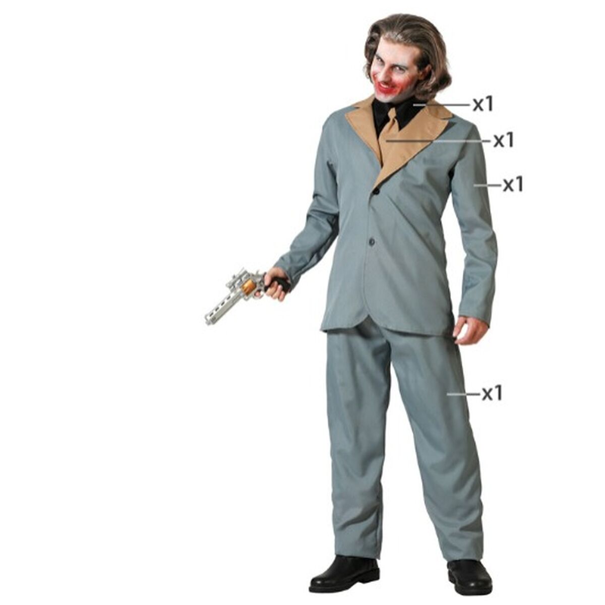 Vuxen man i helfigur iförd en grå kostym med beige krage, svart skjorta och slips, hållandes en leksakspistol och med dramatiskt smink.