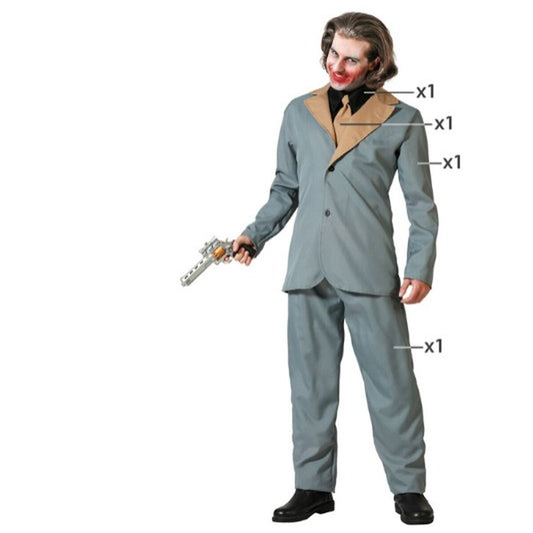 Vuxen man i helfigur iförd en grå kostym med beige krage, svart skjorta och slips, hållandes en leksakspistol och med dramatiskt smink.