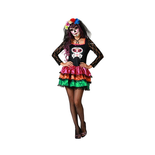 En kvinna i storlek XL bär en färgglad maskeraddräkt föreställande ett Day of the Dead-skelett med en svart topp, volangkjol i rosa, orange och grönt, samt en blomsterkrans med slöja.