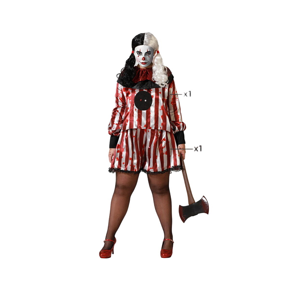 En vuxen kvinna i en läskig, blodstänkt clownmaskeraddräkt i rött och vitt, med svart-vitt hår och nätstrumpbyxor, håller i en leksaksyxa.