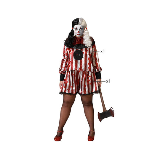 En vuxen kvinna i en läskig, blodstänkt clownmaskeraddräkt i rött och vitt, med svart-vitt hår och nätstrumpbyxor, håller i en leksaksyxa.