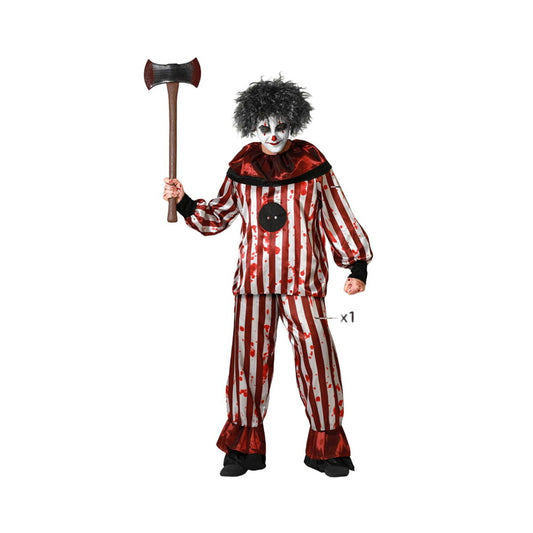En vuxen person i storlek XL bär en blodstänkt röd- och vitrandig clowndräkt, komplett med svart lockigt hår, vit clownsminkning och håller en stor, blodig dubbeleggad yxa i handen.
