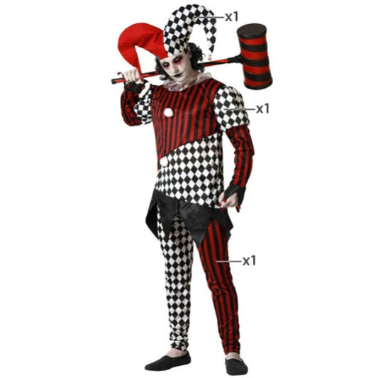 En vuxen klädd i en galen jester-maskeraddräkt med rött och svart rutmönster och randiga detaljer, som håller en stor klubba över axeln.