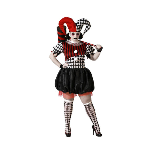 En kvinna i en clown-inspirerad maskeraddräkt med röd-svart-rutiga detaljer och en stor, röd och svart luva.