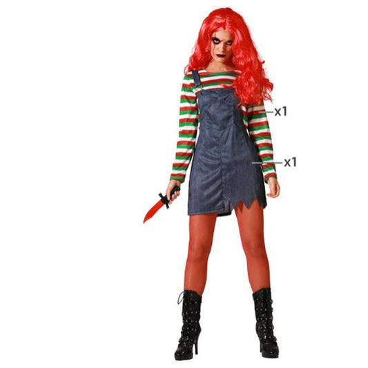 Kvinna klädd i en halloween-maskeraddräkt som liknar karaktären Chucky, bestående av en röd- och grönrandig tröja och en blå denim-hängselklänning med taggiga nederkant. Hon har rött hår och håller en liten röd kniv.