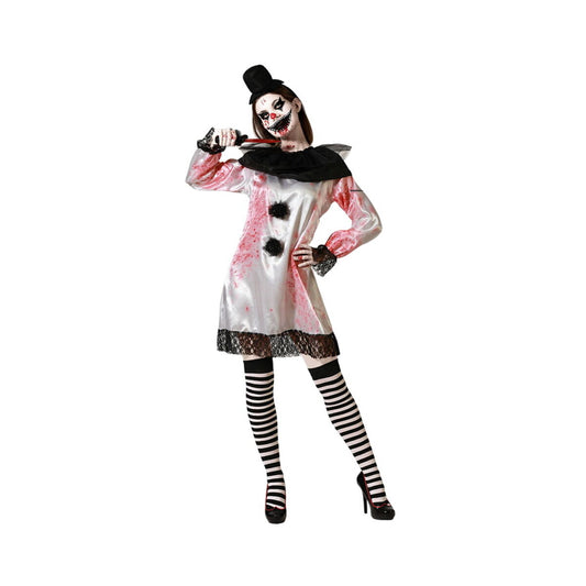 En kvinna i en vit och röd blodstänkt satin maskeraddräkt i clownstil, komplett med svart krage, randiga strumpor och en miniatyr-cylinderhatt.