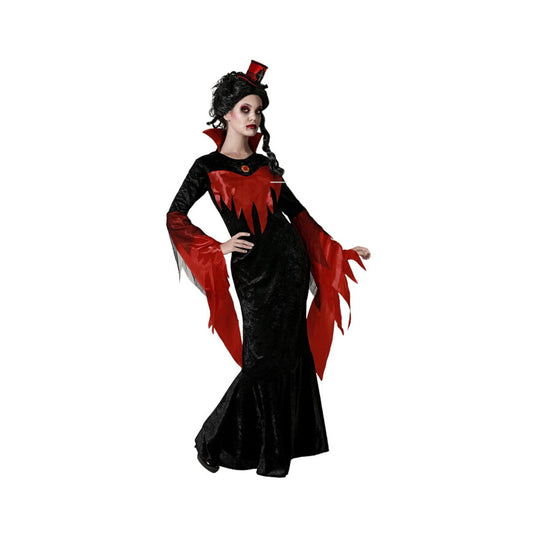 En kvinna klädd i en lång, svart vampyrklänning med röda detaljer på bröstet och dramatiska, utsvängda röda ärmar samt en liten röd hatt.