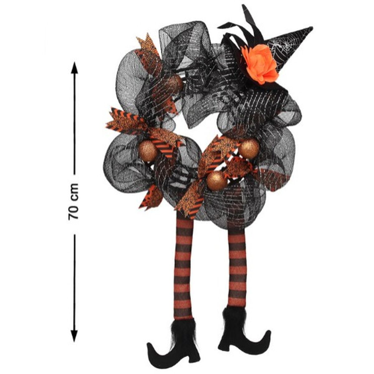 En stor Halloween-krans dekorerad med svart nät, orange och svarta band, gyllene bollar, en liten häxhatt med blomma och ett par randiga häxben med svarta spetsiga skor som sticker ut nedåt.
