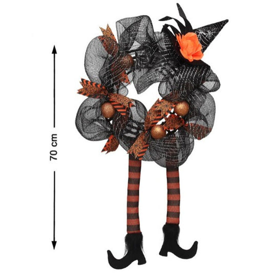 En stor Halloween-krans dekorerad med svart nät, orange och svarta band, gyllene bollar, en liten häxhatt med blomma och ett par randiga häxben med svarta spetsiga skor som sticker ut nedåt.