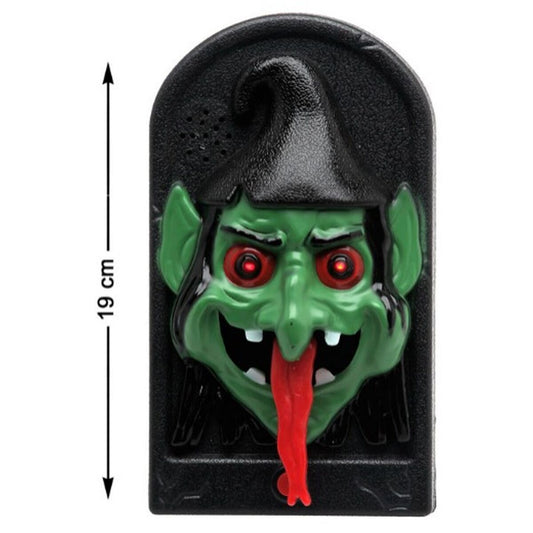 Närbild på en svart, gravstensformad halloweendekoration med ett ansikte av en elak häxa som är grön i hyn, har glödande röda ögon och en lång röd tunga som hänger ut. Måttet 19 cm visas bredvid dekorationen.