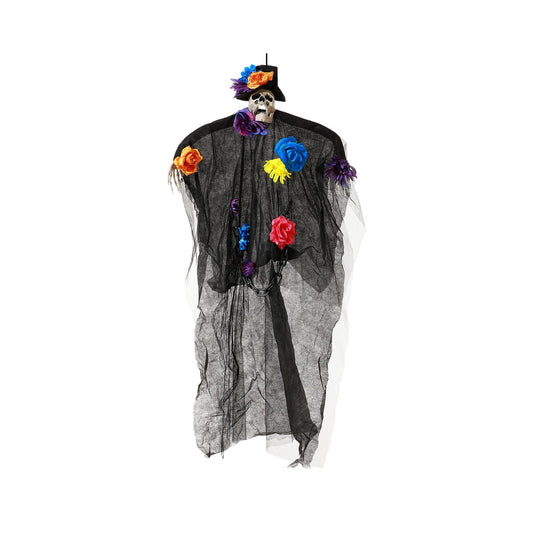En hängande halloweendekoration i form av en Färgstark Day of the Dead Vålnad med skeletthuvud och färgglada blommor på en svart hatt.