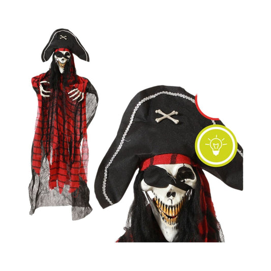 En hängande halloweendekoration föreställande ett piratskelett med svart och röd trasig klädsel, en pirathatt med korslagda ben och lysande detaljer.