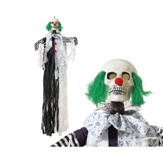 En hängande Halloween-dekoration föreställande en skelettclown med grön peruk, röd näsa och trasiga kläder i svart, vitt och blommigt mönster.