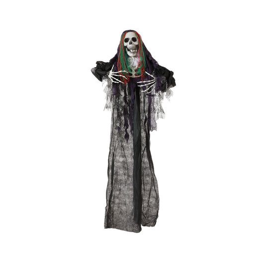 En stor hängande halloweendekoration föreställande ett skelett med intensiv blick, färgglatt rött och grönt hår och långa, svarta, trasiga tygstycken.