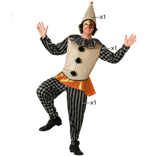 En man i en färgglad Harlekin-maskeraddräkt med randig tröja, schackrutiga och randiga byxor, en hög hatt och en ögonmask, som poserar glatt.