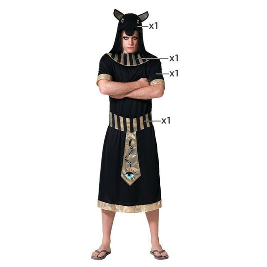 En vuxen man bär en svart egyptisk maskeraddräkt med gulddetaljer och en huva som liknar Anubis huvud, poserande med armarna i kors.