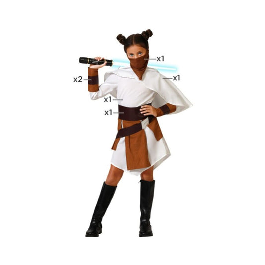 Ett barn i en vit och brun dräkt som liknar en Jedi-figur, komplett med mantel, skärp och ansiktssjal, som håller i ett blått ljussabel-tillbehör.