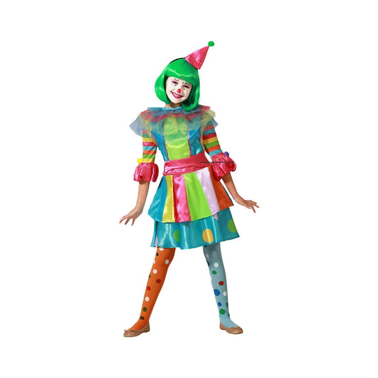 Ett ungt barn poserar glatt i en färgglad kvinnlig clownmaskeraddräkt med grön peruk och prickiga strumpbyxor.