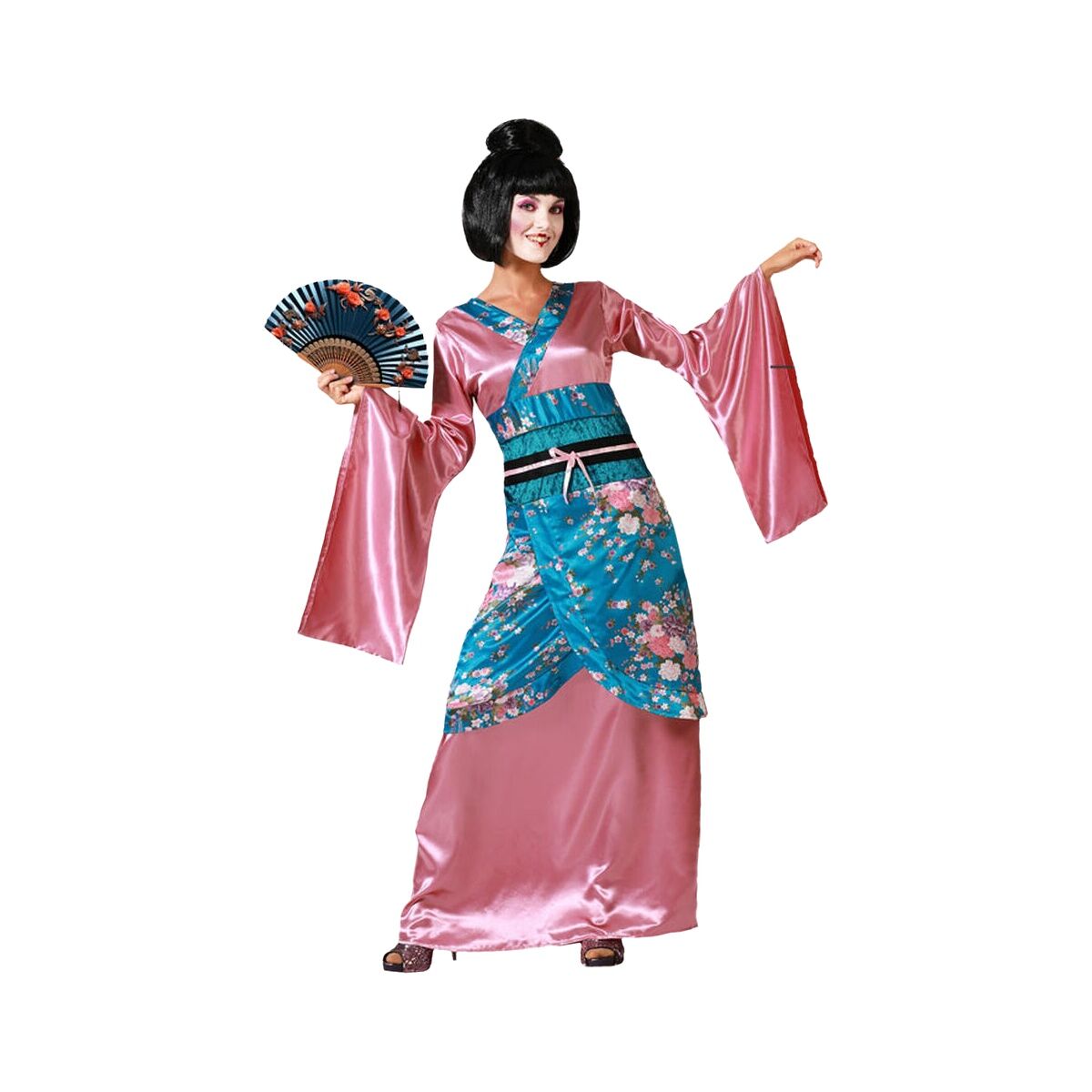 Kvinna klädd i en glansig rosa och turkos maskeraddräkt inspirerad av en kimono, hon håller en mörk, mönstrad solfjäder i handen.