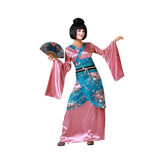 Kvinna klädd i en glansig rosa och turkos maskeraddräkt inspirerad av en kimono, hon håller en mörk, mönstrad solfjäder i handen.