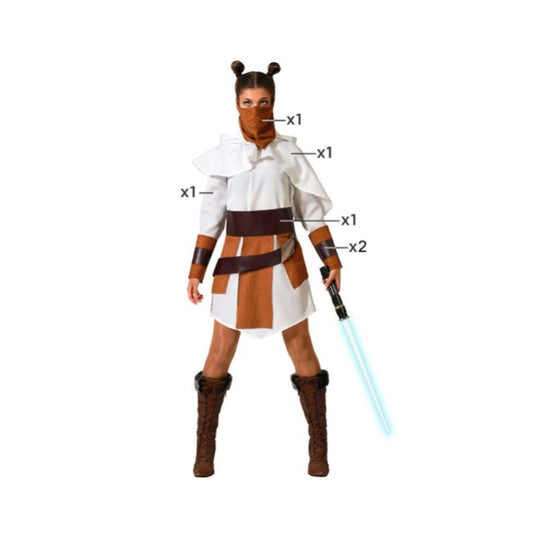 Kvinna klädd i en vit och brun maskeraddräkt som liknar en Jedi-inspirerad outfit, komplett med huva, bälte, och ansiktsmask.