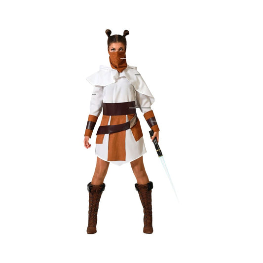 En kvinna i en vit och brun maskeraddräkt, i Jedi-stil med uppsatt hår, ansiktssjal och håller ett lysande blått ljussvärd.