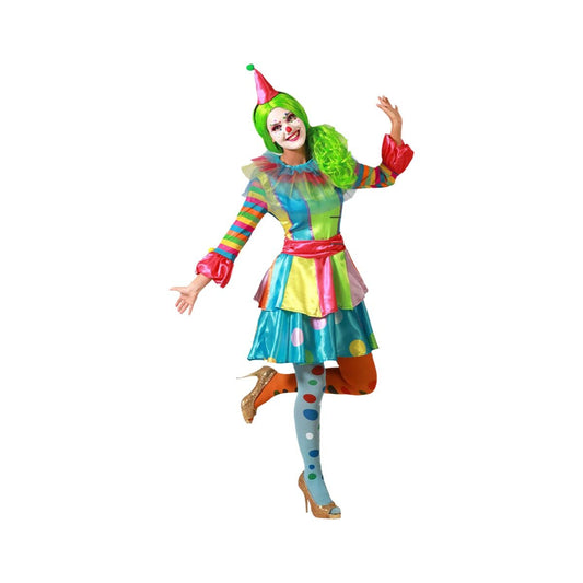 En kvinna i en färgglad clowndräkt med grön peruk, randiga ärmar och en kort, flerfärgad kjol med prickigt tyllager.