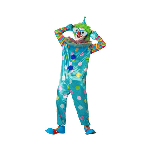 En vuxen person klädd i en knallturkos clowndräkt täckt av färgglada prickar, randiga ärmar, stora blå glasögon och en grön peruk, poserar glatt.