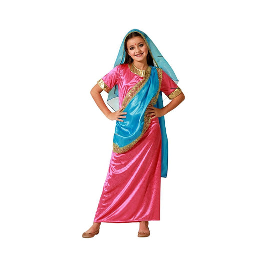 Ett leende barn i en rosa, glansig maskeraddräkt inspirerad av traditionell indisk/hinduisk klädsel, komplett med en turkos sjal och huvudduk.