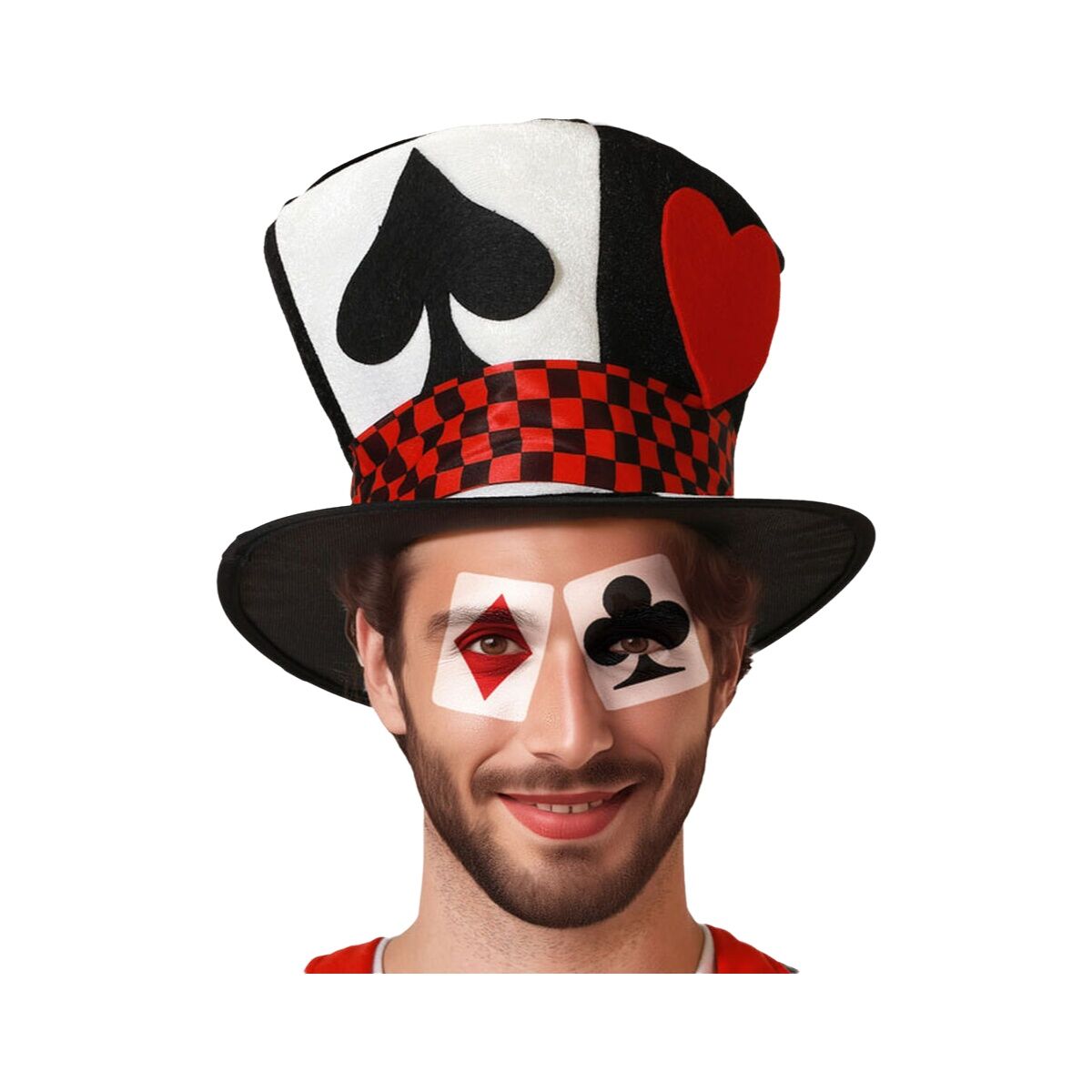 En man bär en hög hatt med spelkortsmönster och en rutig hattband.