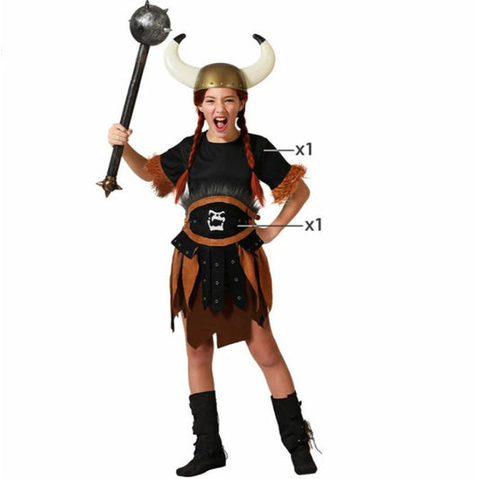 Ett glatt barn i en vikingakvinnas maskeraddräkt, bestående av en svart topp med bruna, lurviga ärmslut, en brun och svart kjol och ett brett skärp med ett tryck.