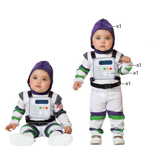 Två bilder på en bebis klädd i en vit, lila och grön astronautdräkt med en lila huva och en tryckt kontrollpanel på bröstet.