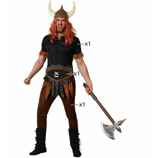 En man klädd i en vikingadräkt med hornhjälm, svart t-shirt, bruna byxor och ett läderbälte, han håller en stor leksaksyxa i handen.