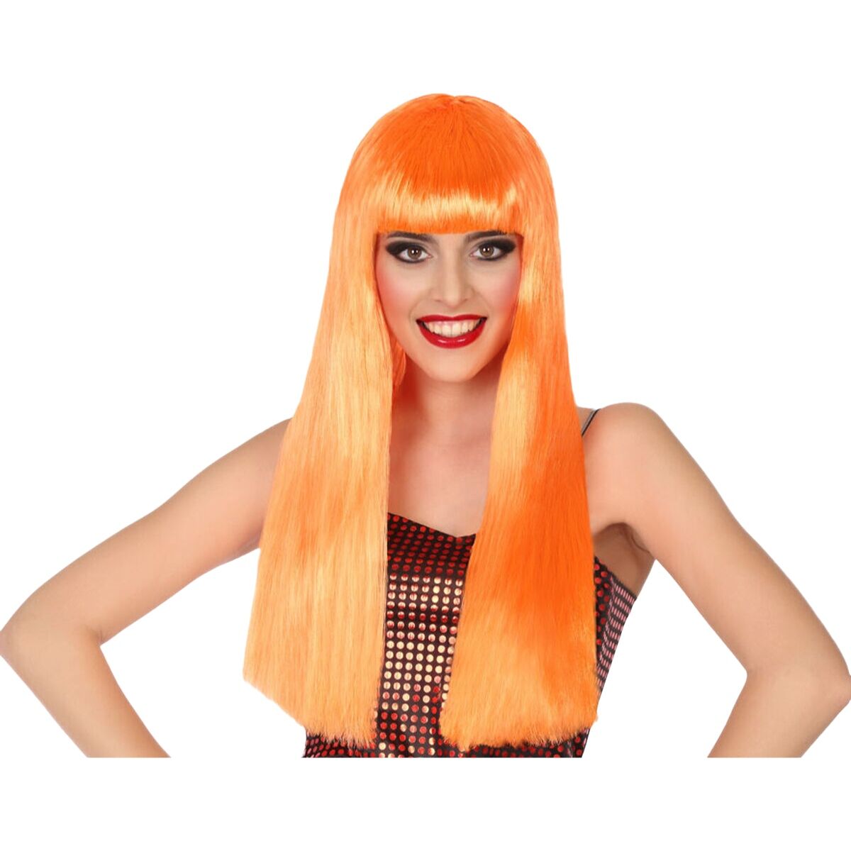 En kvinna ler mot kameran medan hon bär en lång, spikrak, knallorange peruk med en rak lugg.