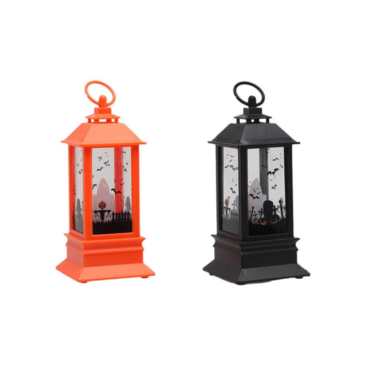 Två små Halloween-lyktor, en i orange och en i svart, med silhuetter av gravstenar och fladdermöss inuti, båda med bärhandtag.