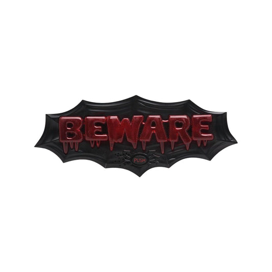 En svart, fladdermusvingeformad Halloween-skylt med de röda, droppande bokstäverna 'BEWARE'. Det finns en tryckknapp märkt 'PUSH' under texten.