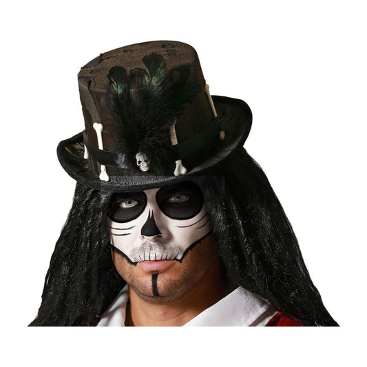 En person bär en svart Voodoo-hatt dekorerad med ben och fjädrar.