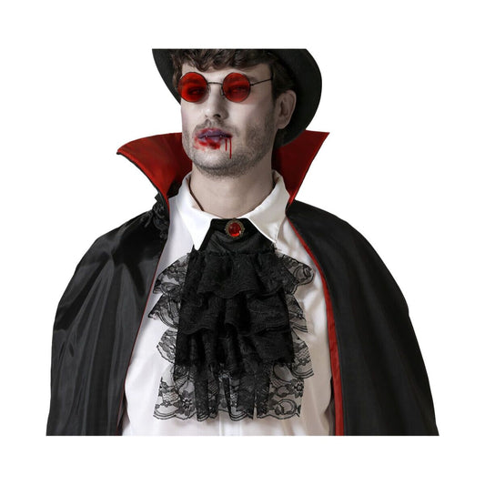 Närbild på en man klädd som vampyr som bär ett svart spetskrås med röd juvel och runda röda solglasögon.