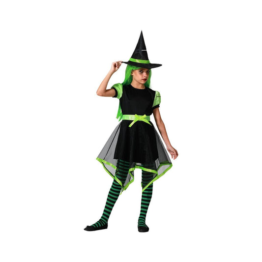 Ett barn med knallgrönt hår poserar i en svart och grön häxdräkt som inkluderar en spetsig hatt, en kort klänning med neongröna detaljer och svart-gröna randiga tights.