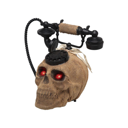 En makaber halloweendekoration som föreställer ett skallehuvud klätt i säckväv, utrustat med en gammaldags telefonlur och kullås som lyser rött i mörkret.