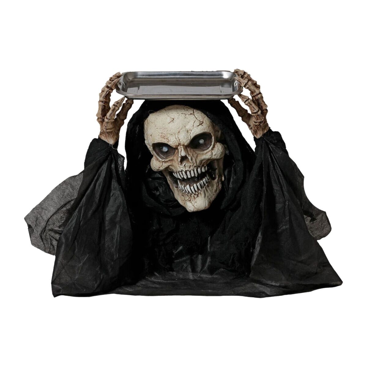 Närbild på en skrämmande Halloween-dekoration som föreställer ett skelett i svart kåpa som håller en silverfärgad bricka över sitt kranium.