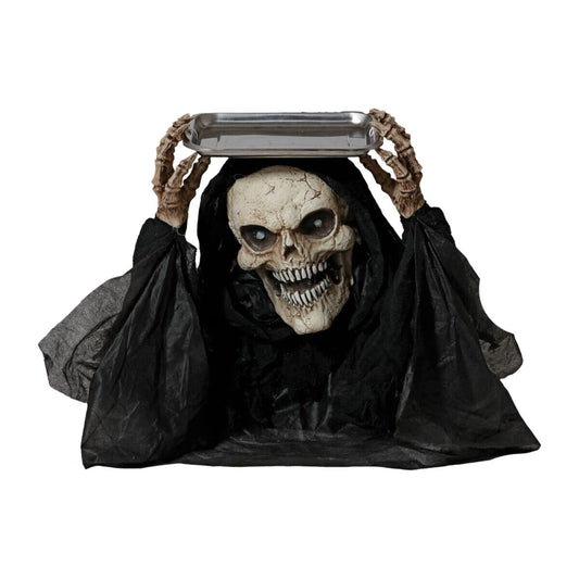 Närbild på en skrämmande Halloween-dekoration som föreställer ett skelett i svart kåpa som håller en silverfärgad bricka över sitt kranium.